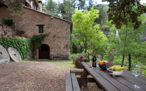 Disfruta de una comida al aire libre con vistas a cascada